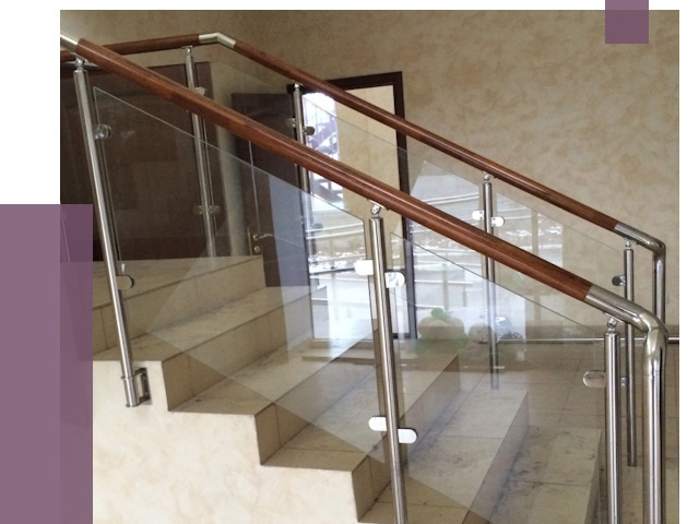 Комбинированные перила из металла и дерева в Серове