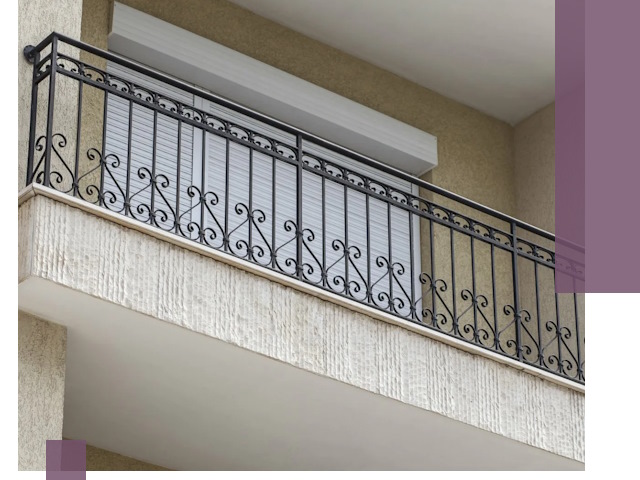 Балконные ограждения из металла и стекла в Серове для домов