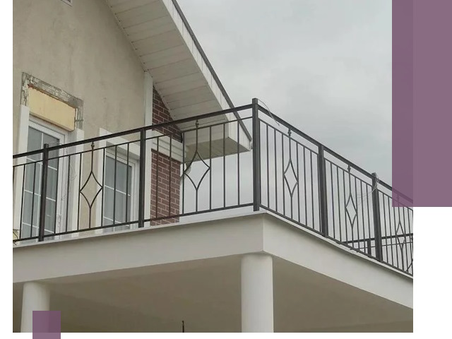 Изготовление балконных ограждений в Серове из металла и стекла