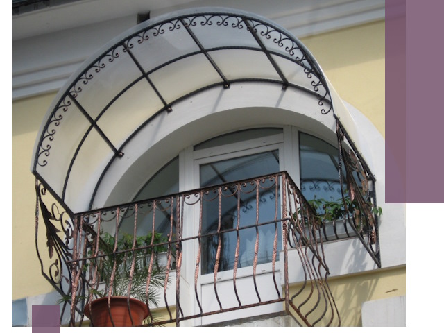 Козырьки над балконом в Серове — изготовление и монтаж